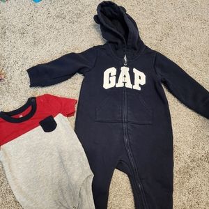 GAP Long sleeve & short sleeve onsie 6-12 Month